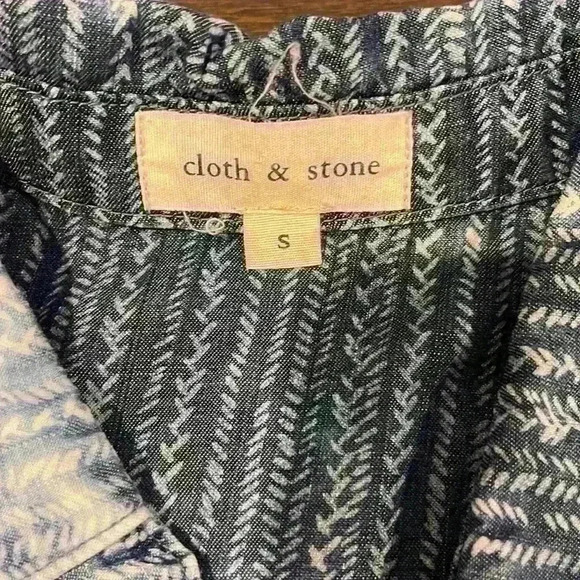 Cloth & Stone Sleeveless Chambray
Button Down Size Small Like New - Picture 6 of 13